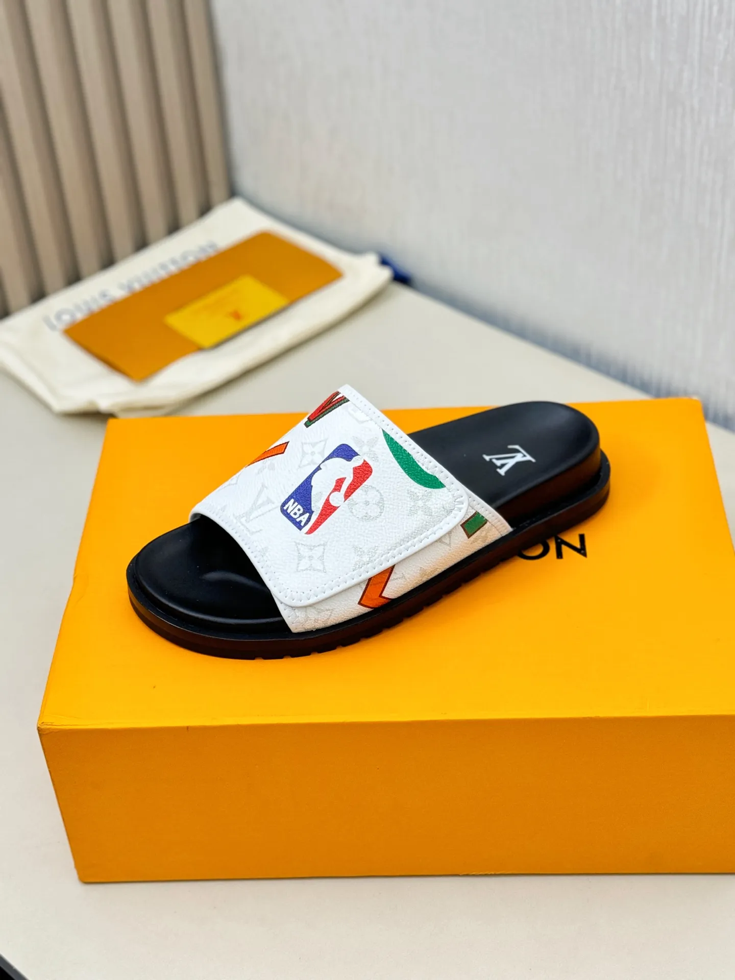 [L Home] P: 340💰Size: 38-45 Top purchasing agent lv men's summer slippers, classic presbyopia with Velcro, soft real leather lining, unique color splicing effect, distinctive personality, fashionable and trendy essential style, light and comfortable. Lightweight and tough rubber insole, micro ridged foam outsole, super comfortable!
